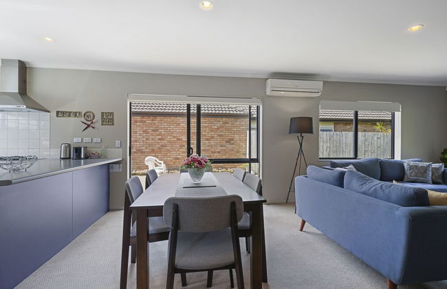 Spacious Family Home -Fully Fenced Yard - Photo 24