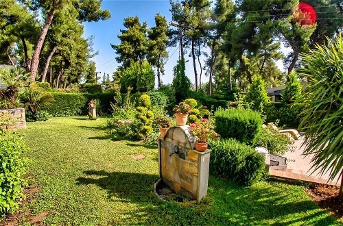 Foto 35 - Experience the Luxurious Life at Villa Naoumi