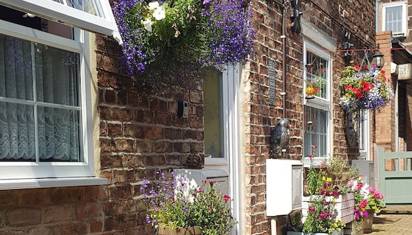 Photo 1 - Saltburn Holidays Primrose Cottage