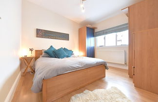 Photo 3 - Gorgeous 3BD Cottage in the Heart of Guildford