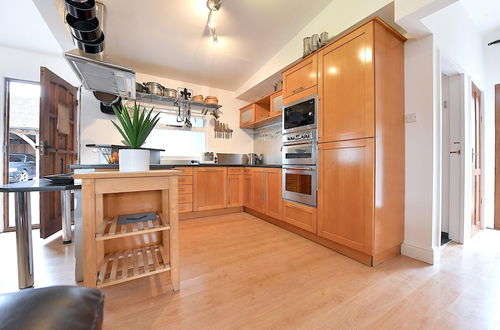 Photo 6 - Gorgeous 3BD Cottage in the Heart of Guildford