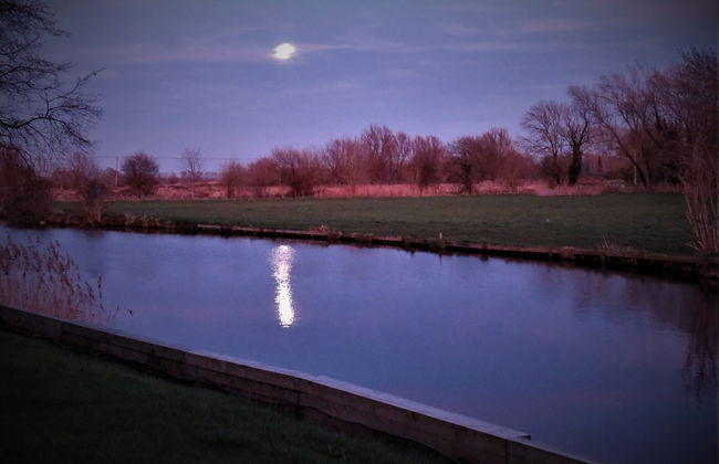 Riverside 2-bed Cottage, Sleeps 3 With Parking - Foto 8