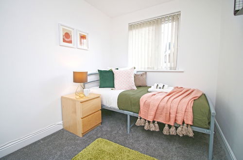 Photo 18 - Isla House - Newport City Centre - Sleeps 7