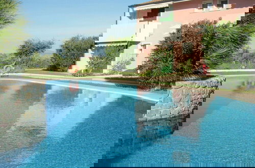 Foto 16 - Vibrant Holiday Home in Lazise with Swimming Pool near Lake