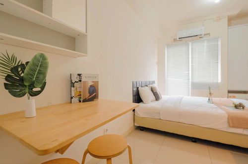 Foto 6 - Cozy Studio with Direct Access to Mall at Green Pramuka Apartment