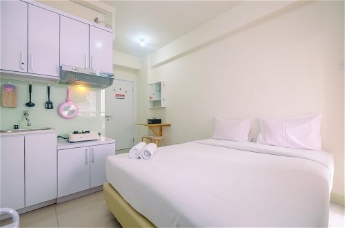 Photo 14 - Cozy Studio with Direct Access to Mall at Green Pramuka Apartment
