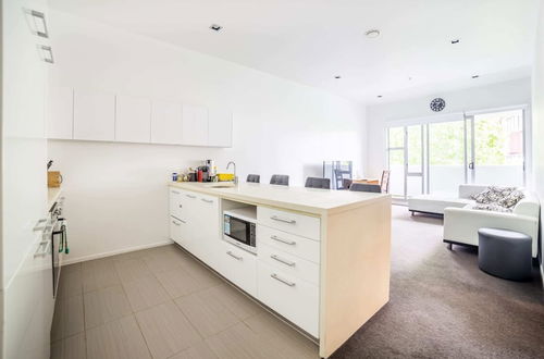 Photo 11 - Modern 2 Bedroom Apartment in Auckland CBD With Parking