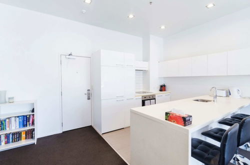 Foto 7 - Modern 2 Bedroom Apartment in Auckland CBD With Parking