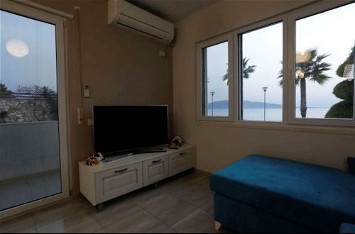 Foto 12 - Beachfront Sion Sarande Apartment