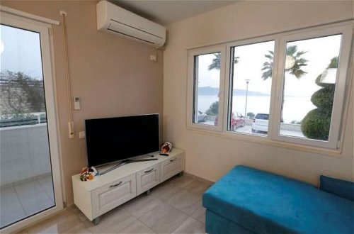 Foto 16 - Beachfront Sion Sarande Apartment