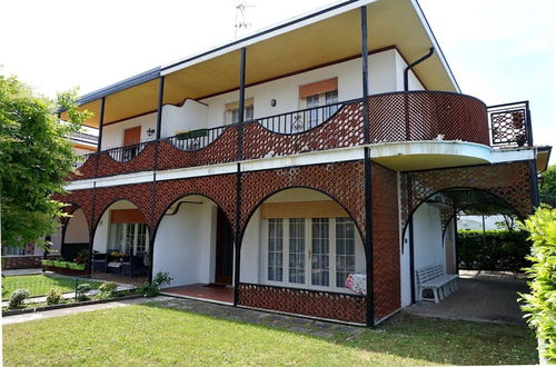 Photo 12 - Spacious Villa With Private Garden and Pool