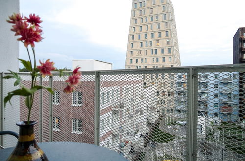 Photo 9 - Comfortable Studio Apartment Garden View By City Living - Umami