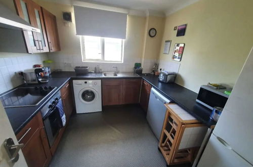 Photo 3 - Homely 1 Bedroom Apartment in Beckton With Parking