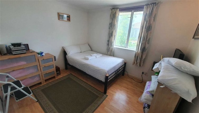 Photo 1 - Homely 1 Bedroom Apartment in Beckton With Parking