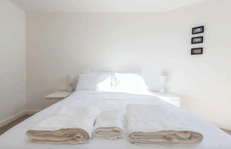 Photo 3 - Bright & Airy 1 Bedroom Apartment in Trendy Peckham