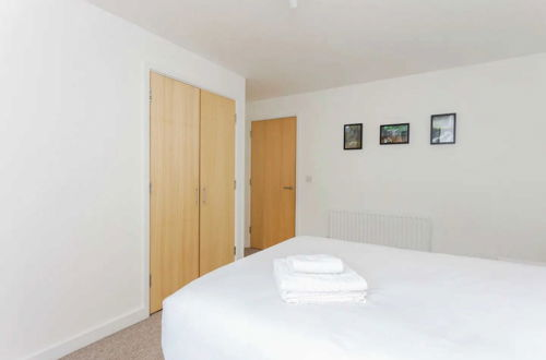 Photo 4 - Bright & Airy 1 Bedroom Apartment in Trendy Peckham