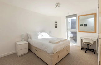 Photo 2 - Bright & Airy 1 Bedroom Apartment in Trendy Peckham