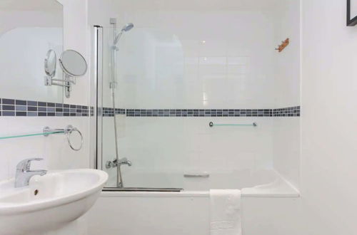 Foto 12 - Bright & Airy 1 Bedroom Apartment in Trendy Peckham