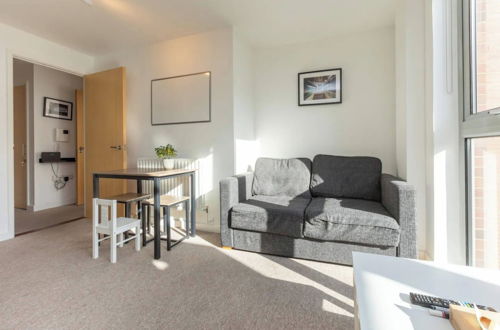 Photo 9 - Bright & Airy 1 Bedroom Apartment in Trendy Peckham