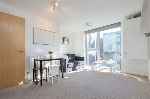 Foto 15 - Bright & Airy 1 Bedroom Apartment in Trendy Peckham