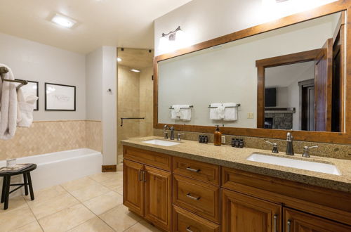 Photo 13 - Twin Chutes by Avantstay Beautiful Ski in Ski out Condo w/ Access to Hot Tub & Gym