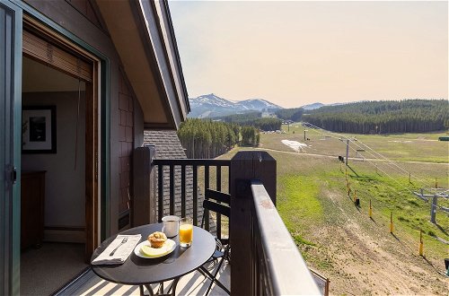 Photo 6 - Twin Chutes by Avantstay Beautiful Ski in Ski out Condo w/ Access to Hot Tub & Gym