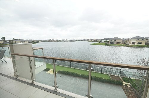 Photo 35 - Luxury Waterfront SpaciousHouse Lakeview