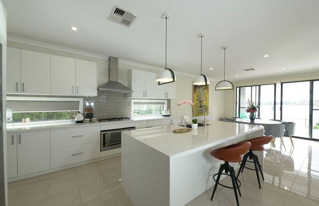Luxury Waterfront SpaciousHouse Lakeview - Photo 22