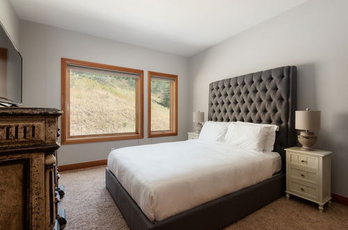 Photo 7 - Mason by Avantstay Sleeps 16! Modern Mountain Escape w/ Hot Tub