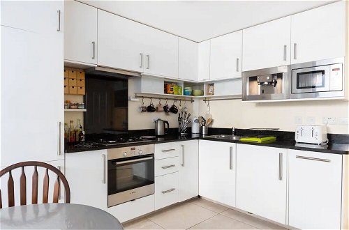 Foto 8 - Stylish 2 Bedroom Apartment in the Heart of Shepherds Bush