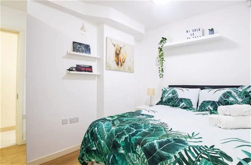 Foto 2 - Stylish 2 Bedroom Apartment in the Heart of Shepherds Bush