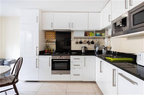 Foto 6 - Stylish 2 Bedroom Apartment in the Heart of Shepherds Bush