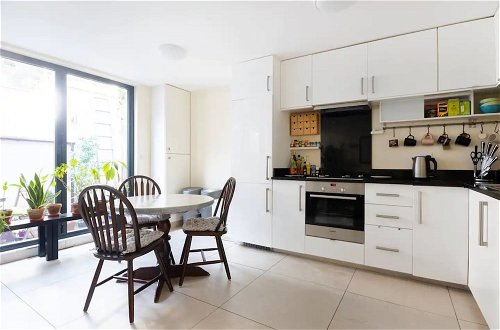 Foto 7 - Stylish 2 Bedroom Apartment in the Heart of Shepherds Bush