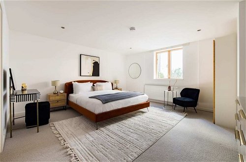 Photo 7 - The Clapham - Captivating 2bdr With Garden & Parking