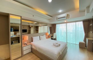 Photo 3 - Spacious Studio Room At Tamansari La Grande Apartment Near Bip