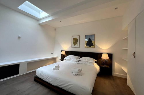 Photo 2 - Design led 1 Bedroom Flat in Buzzing Queens Park