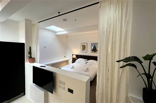 Photo 1 - Design led 1 Bedroom Flat in Buzzing Queens Park
