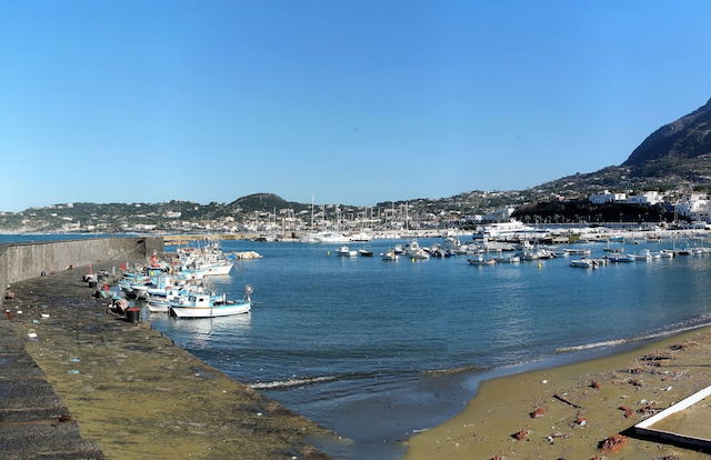 Captivating 2-bed Villa in Forio - Enjoy a Yacht - Foto 17