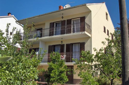 Foto 14 - Antique Apartment With Balcony