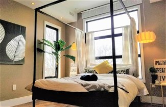 Photo 2 - Luxury Central Toronto 2 bedroom suite