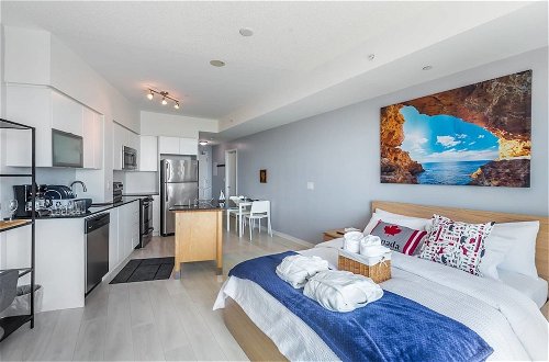 Photo 9 - Panoramic Lakeview in a Luxury Downtown Oasis