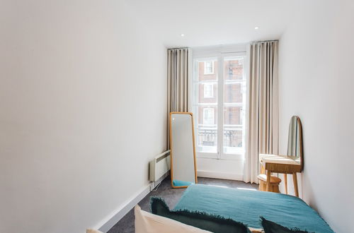 Photo 12 - 2 Bed Apartment Right on Trafalgar Square