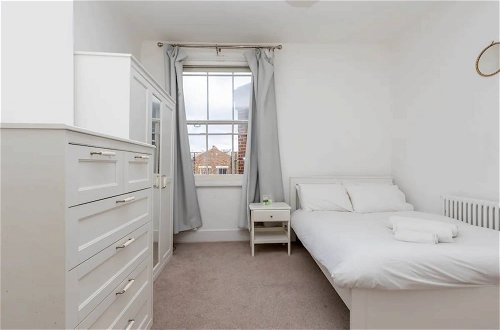 Photo 1 - Spacious 5 Bedroom Home in Camden