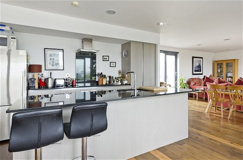 Photo 12 - Superb Apartment With Terrace Near the River in Putney by Underthedoormat