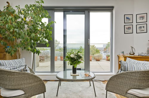 Photo 2 - Superb Apartment With Terrace Near the River in Putney by Underthedoormat