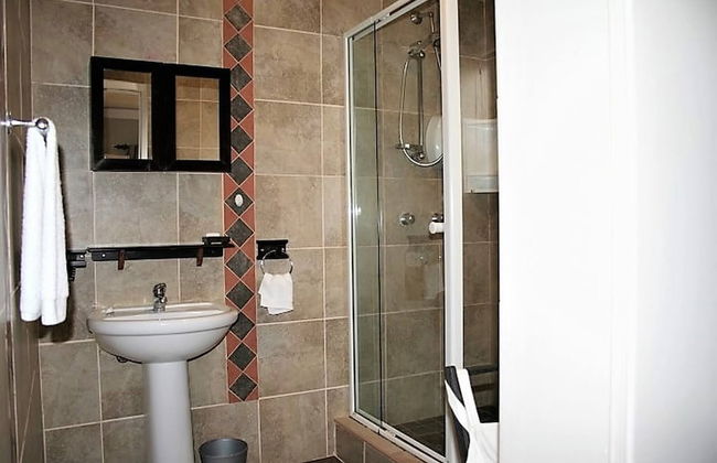 "room in B&B - Room for 6 - Amarachi Guesthouse in Swakopmund Namibia Near Beach and Malls!" - Foto 11