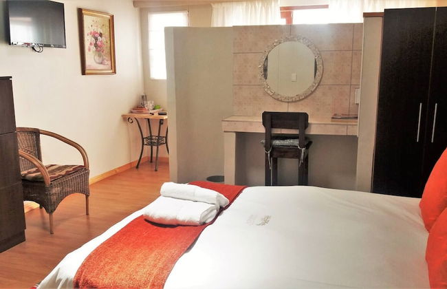 "room in B&B - Room for 6 - Amarachi Guesthouse in Swakopmund Namibia Near Beach and Malls!" - Foto 6