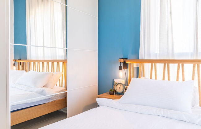 Stylish Seaside Escape with Balcony by Sea N' Rent - Foto 8