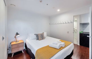 Photo 3 - Spacious 2 Bedroom CBD Apt