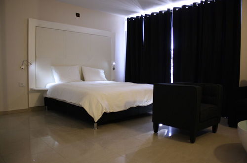 Photo 4 - Rich Royal Suites